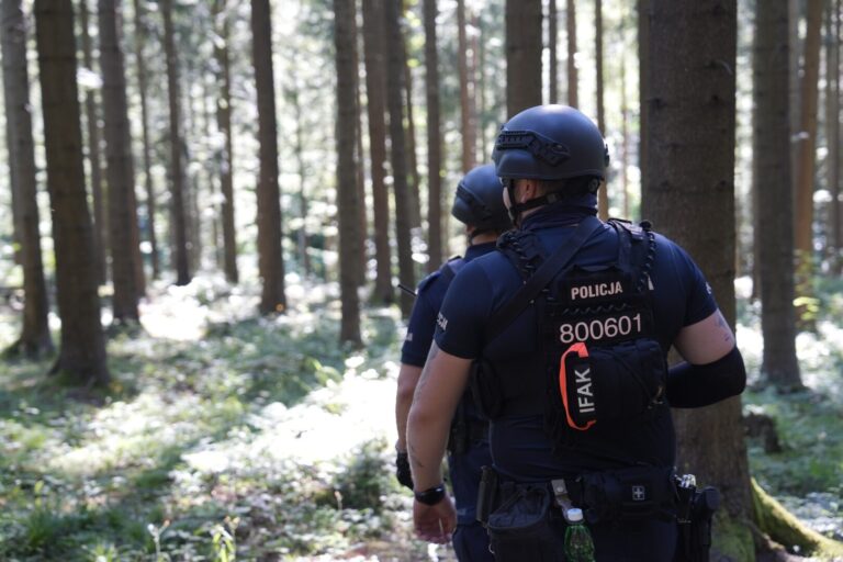 Stara Wieś. W lesie odnaleziono kurtkę i amunicję. Policja bada przedmioty