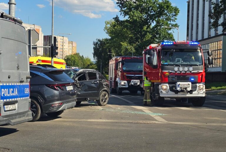 Nowy Sącz. Zderzenie pod galerią Europa. Dwie osoby poszkodowane