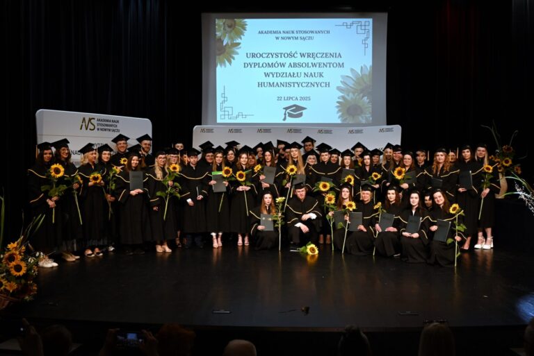 Sto dyplomów i historyczna premiera – pierwsi magistrzy Kierunku Filologia angielska z przygotowaniem pedagogicznym opuszczają mury ANS