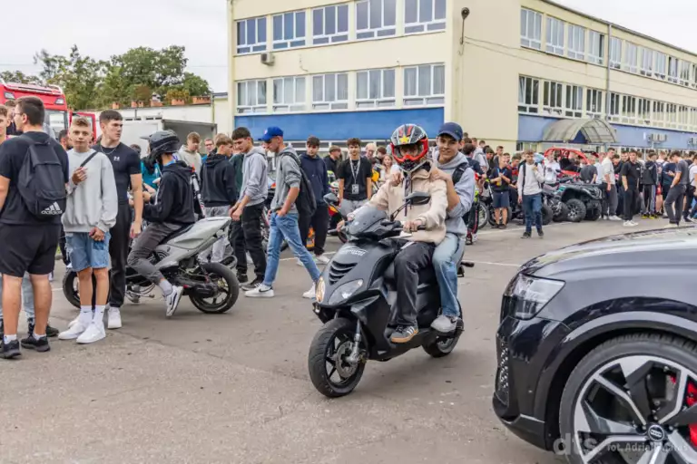 Tarcza Herbowa ,,Zasłużony dla Miasta Nowego Sącza” dla ,,Samochodówki”, która świętuje 70-lecie