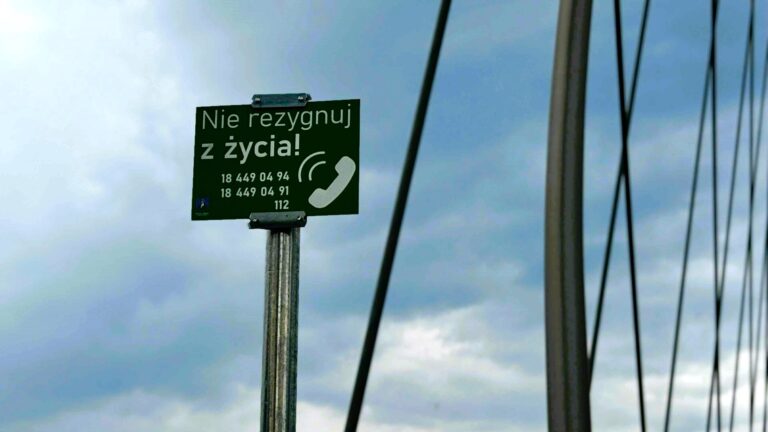 Na moście heleńskim pojawiły się tabliczki. Mały krok na drodze do ratowania życia