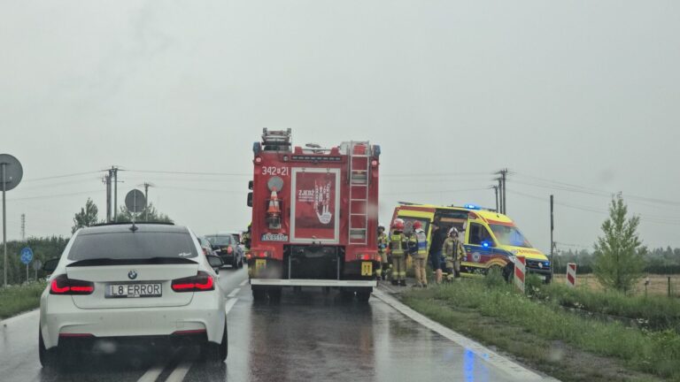 Dachowanie na obwodnicy, dwie osoby w szpitalu i wyniki z alkomatu. Kto prowadził samochód?