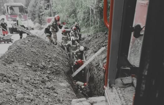Łopatami i rękami wydobywali 33-latka, którego zasypała ziemia