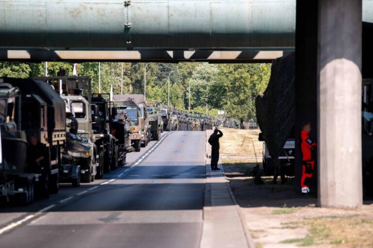 Kolumny wojskowe na drogach. Jest apel do kierowców