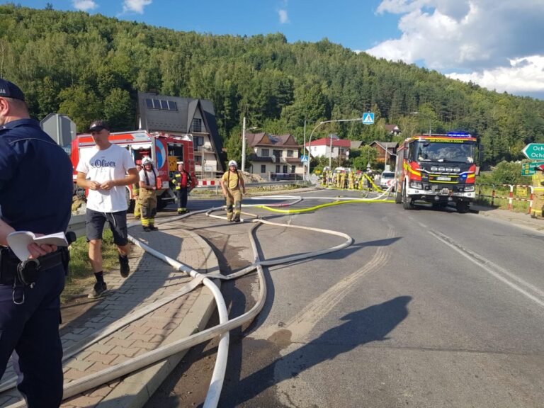 Wyciek gazu sparaliżował ruch. Całkowicie zablokowana droga w kierunku Nowego Sącza [AKTUALIZACJA]