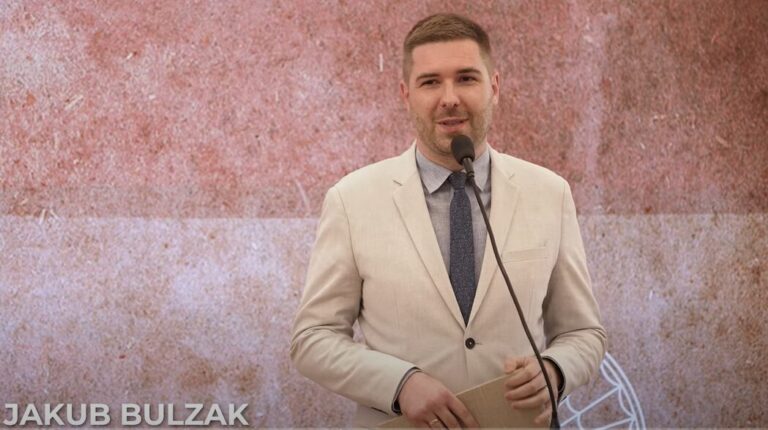 Jakub Bulzak, felietonista dts24 nominowany do tytułu Mistrz Mowy Polskiej. Trwa głosowanie!