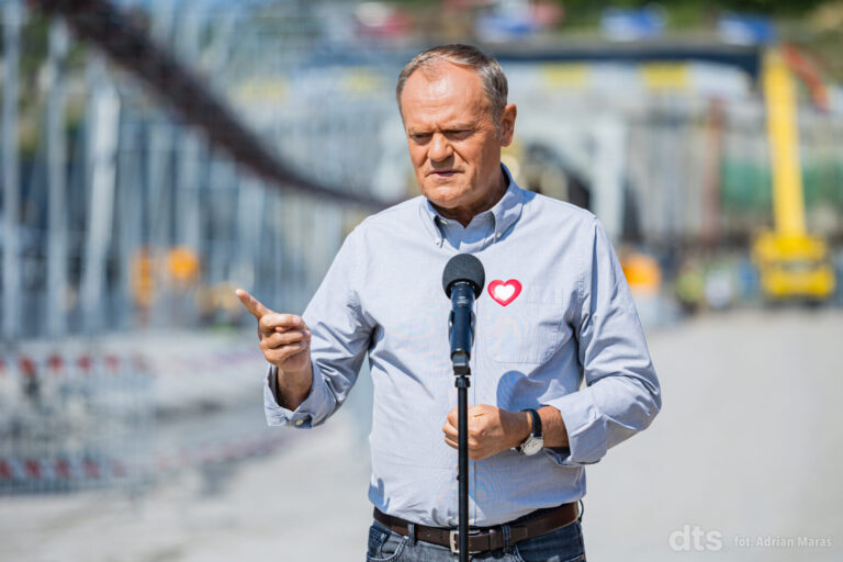 Premier Tusk w Męcinie. ,,Ludzie, którzy tutaj żyją, wiedzą jaką udręką jest podróż do Krakowa”
