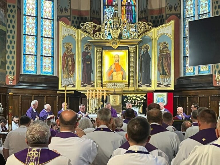 Wierni pożegnali ks. prałata Jana Siedlarza. Duchowny ,,wrócił” do rodzinnej miejscowości