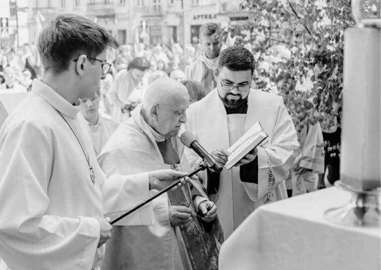 ,,Dziś odszedł od nas człowiek, którego trudno zastąpić”. Jutro rozpoczną się uroczystości pogrzebowe ks. Siedlarza