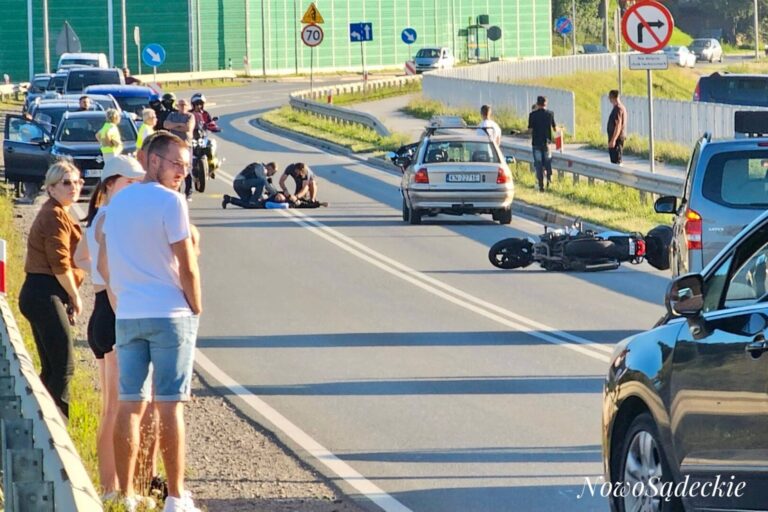 Kraksa na DK75. Motocyklista zbierany z asfaltu [ZDJĘCIA]