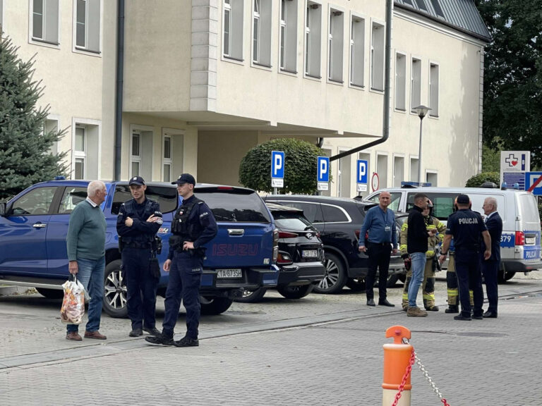 Alarm bombowy w gorlickim szpitalu: najpierw mail, potem telefon z groźbą