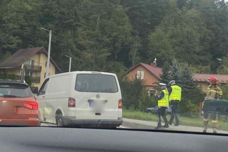Nowy Sącz. Zderzenie dwóch samochodów na ulicy Barskiej