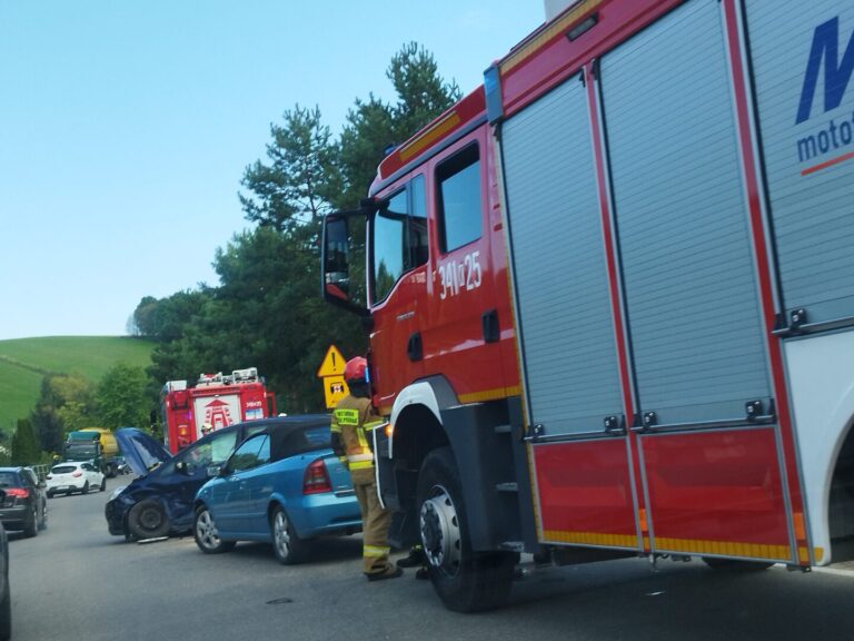 Zderzenie dwóch samochodów na drodze powiatowej w Korzennej
