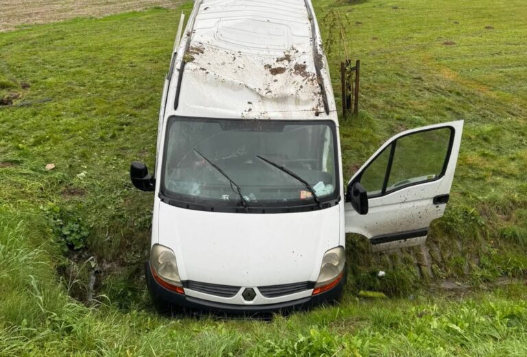 Działania służb. Samochód wypadł z drogi krajowej nr 75