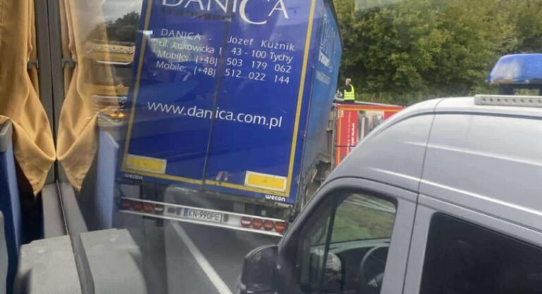 Trwa akcja z ciężarówką w roli głównej na DK75