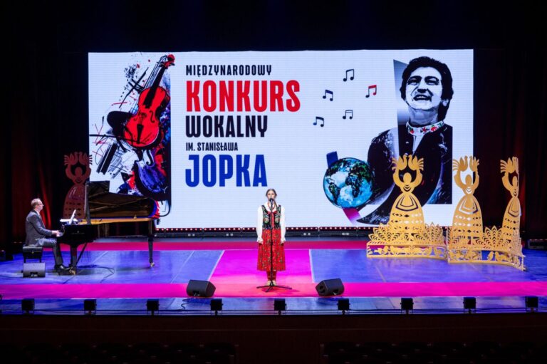 Laura Mozdyniewicz wyśpiewała podium z Mazowszem