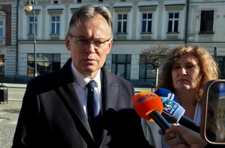 Europoseł Mularczyk wraz z żoną pozywają prezydenta miasta. ,,Naszym celem jest obrona prawdy”