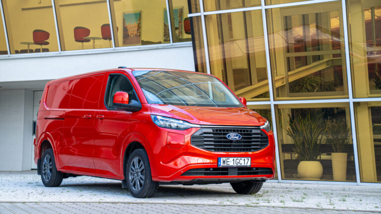 Ford Transit Custom Plug-in Hybrid tańszy od EcoBlue. Elektryfikacja bardziej dostępna niż się wydaje