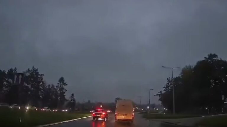Sekundy od tragedii. Jechał pod prąd na czołówkę [FILM]