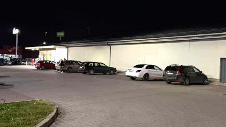 Krwawe porachunki pod Biedronką. Trzy radiowozy, pogotowie i kryminalni