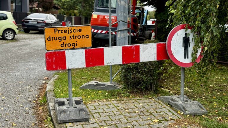 Tym razem bez kontrowersji. Budują kolejny fragment chodnika