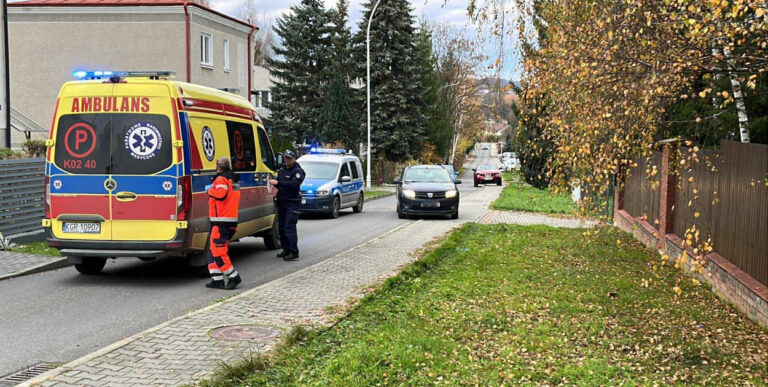 Samochód stoczył się wprost na kobietę. Skończyło się na poważnych obrażeniach