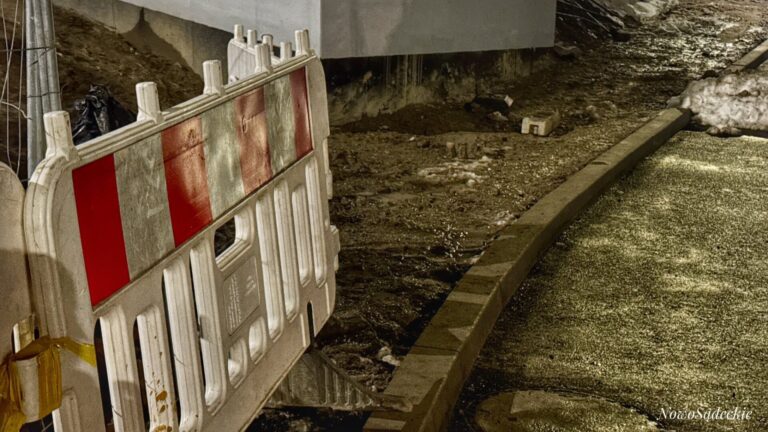 Położyli nowy asfalt, ale chyba zapomnieli o chodnikach