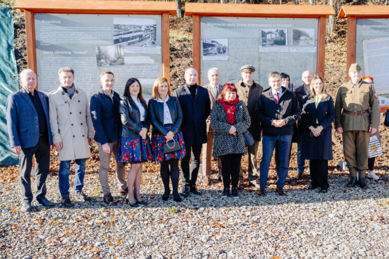 Stróże. Miejsce, które turystom ,,opowiada” o trudnej historii