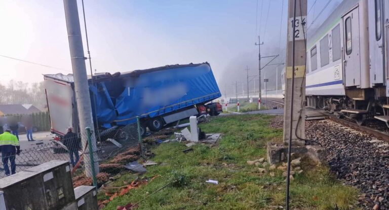 Wypadek pociągu z samochodem ciężarowym. Ruch na torach wstrzymany