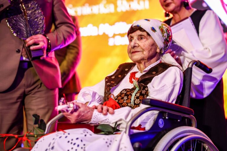 Ma 99 lat, a nadal jest aktywną koronczarką. Bobowianka z nagrodą „Seniorka Roku”