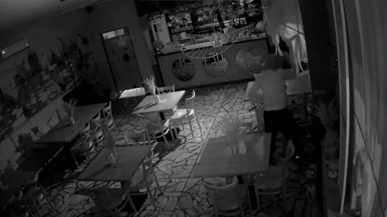 W nocy włamali się do restauracji. Jest nagranie z monitoringu