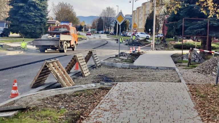 Nowy Sącz. Droga stopniowo pokrywa się asfaltem [ZDJĘCIA]
