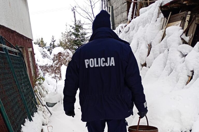 Piec nie działał, a oni marzli. Pomogli policjanci