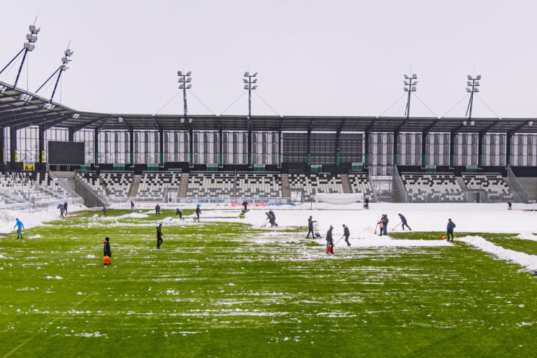 Kibice pomogli ze śniegiem, aby Sandecja zagrała z Podbeskidziem