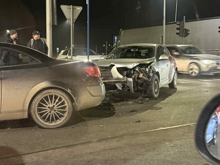 Kraksa na skrzyżowaniu. Chaos w całej okolicy [ZDJĘCIA]