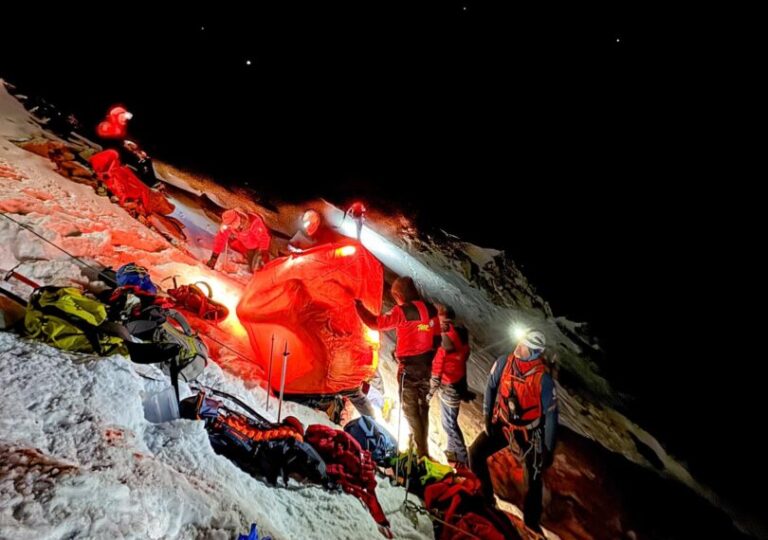 Tatry. Nocna akcja TOPR na Kozim Wierchu. 21 ratowników walczyło o życie turystki