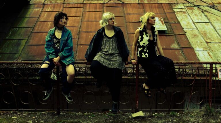 Grunge, energia i debiut – bazOOms w gazie i trasie po UK