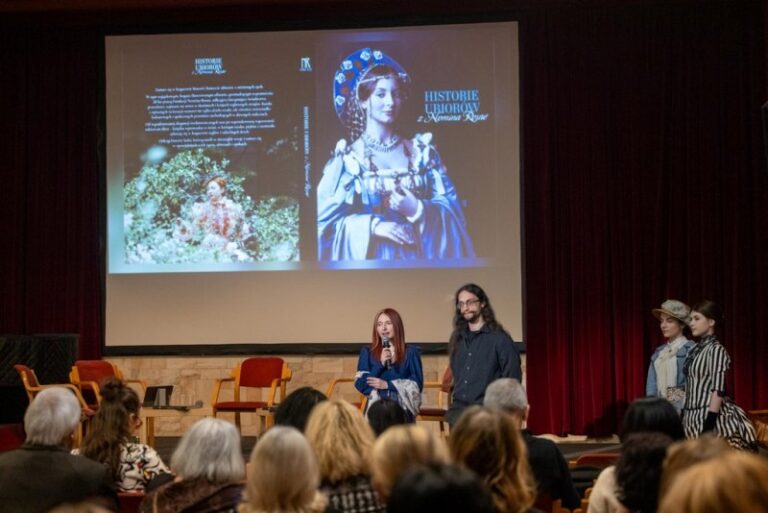 Z modą przez wieki. Promocja albumu „Historie ubiorów z Nomina Rosae”