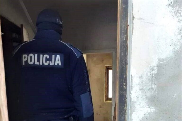 Był wyziębiony i schorowany. Policjanci przyszli mu z pomocą