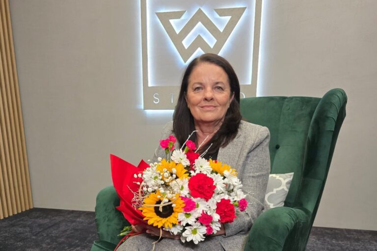 Jest wymagającym szefem, w pierwszej kolejności wymaga od siebie.
