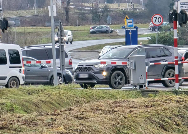 O krok od tragedii na przejeździe kolejowym w Stróżach