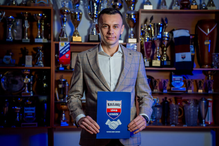 Zmiana na ławce trenerskiej Kolejarza Stróże. Stery obejmuje Mateusz Bartków