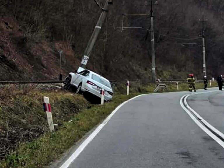 Pociągi uziemione. Zadbał o to kierowca Skody