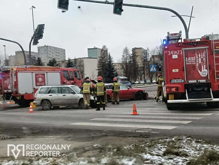 Stłuczka na skrzyżowaniu. Jedna osoba trafiła do szpitala