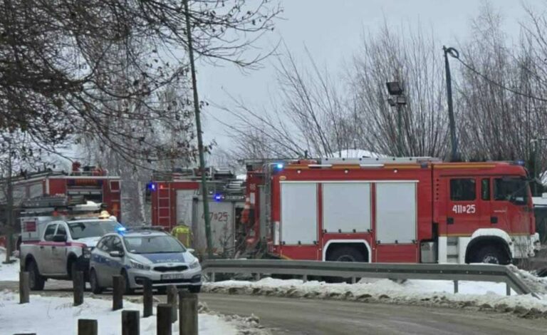 Akcja służb przy kąpielisku ,,Chorwacja”. Płonie jeden z budynków