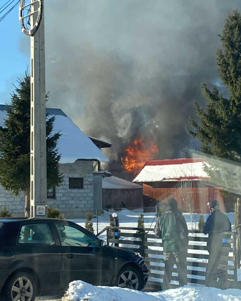 Śnietnica. Kilkudziesięciu strażaków walczy z ogniem