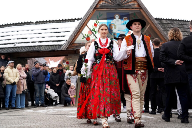 Zatańczyli poloneza na łąckim rynku. Ostatni dzwonek przed zbliżającą się maturą