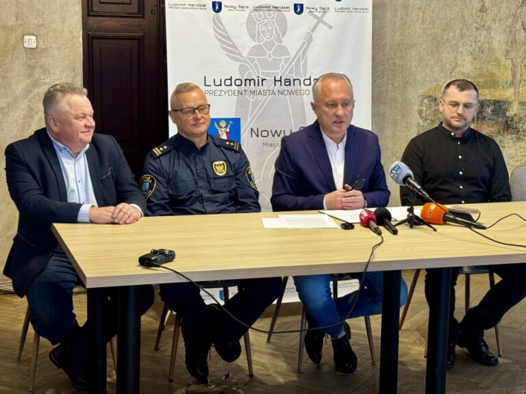 Setki ton soli na ulicach i chodnikach w Nowym Sączu [FILM]