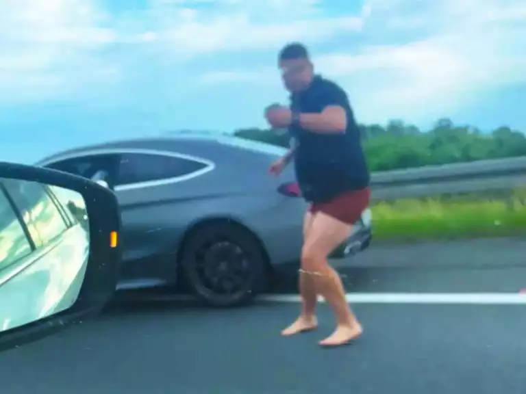 Leżał na autostradzie, atakował kierowców. Szaleniec uniknie więzienia