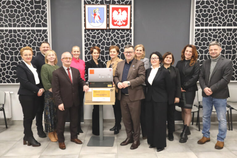 Chełmiec. Defibrylatory w szkołach i w świetlicach. Wszystko zaczęło się od zawału serca…